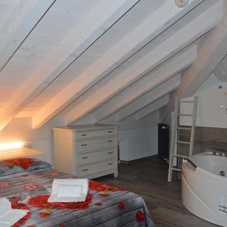 White Suite - Jacuzzi, Swimming Pool & Lake View Lezzeno Exteriör bild